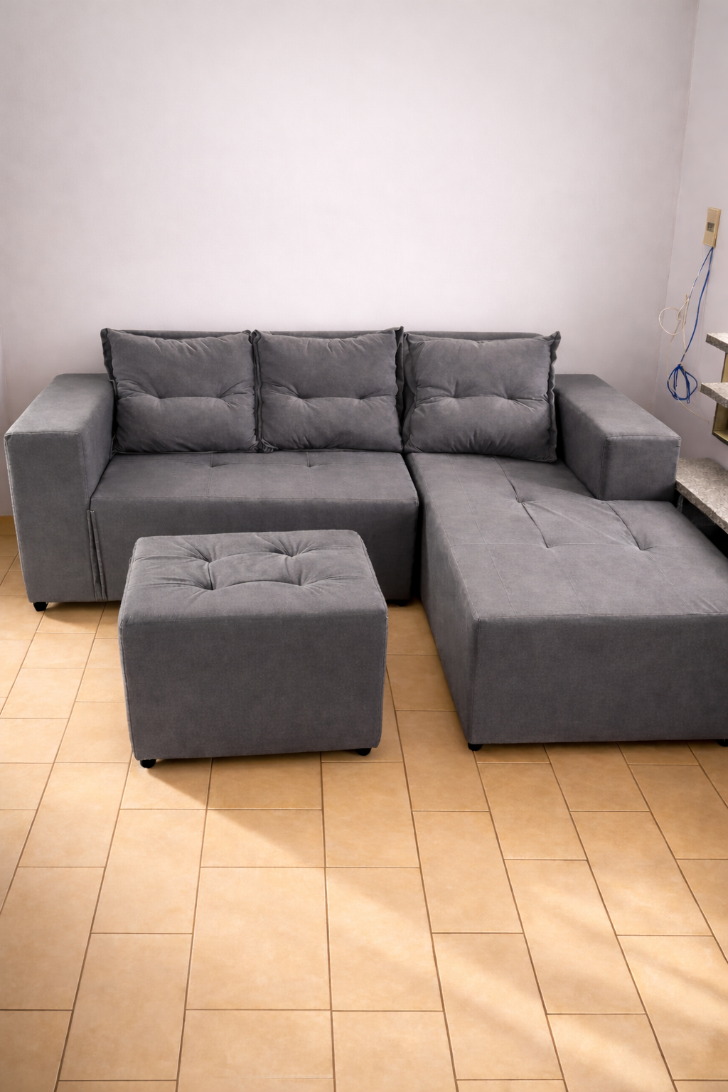 Sofá com Chaise 2m x 1,4m + Puff