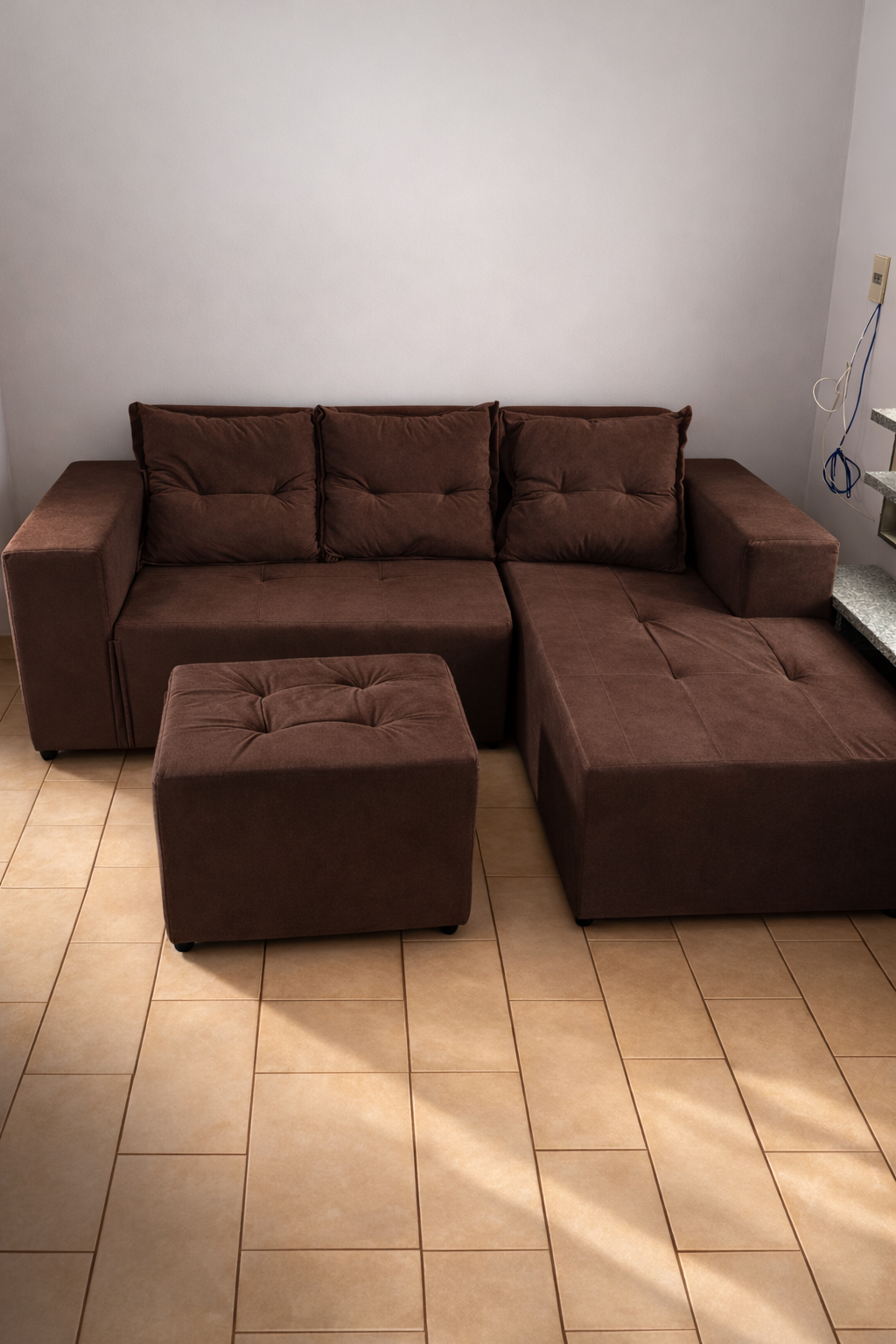 Sofá com Chaise 2m x 1,4m + Puff