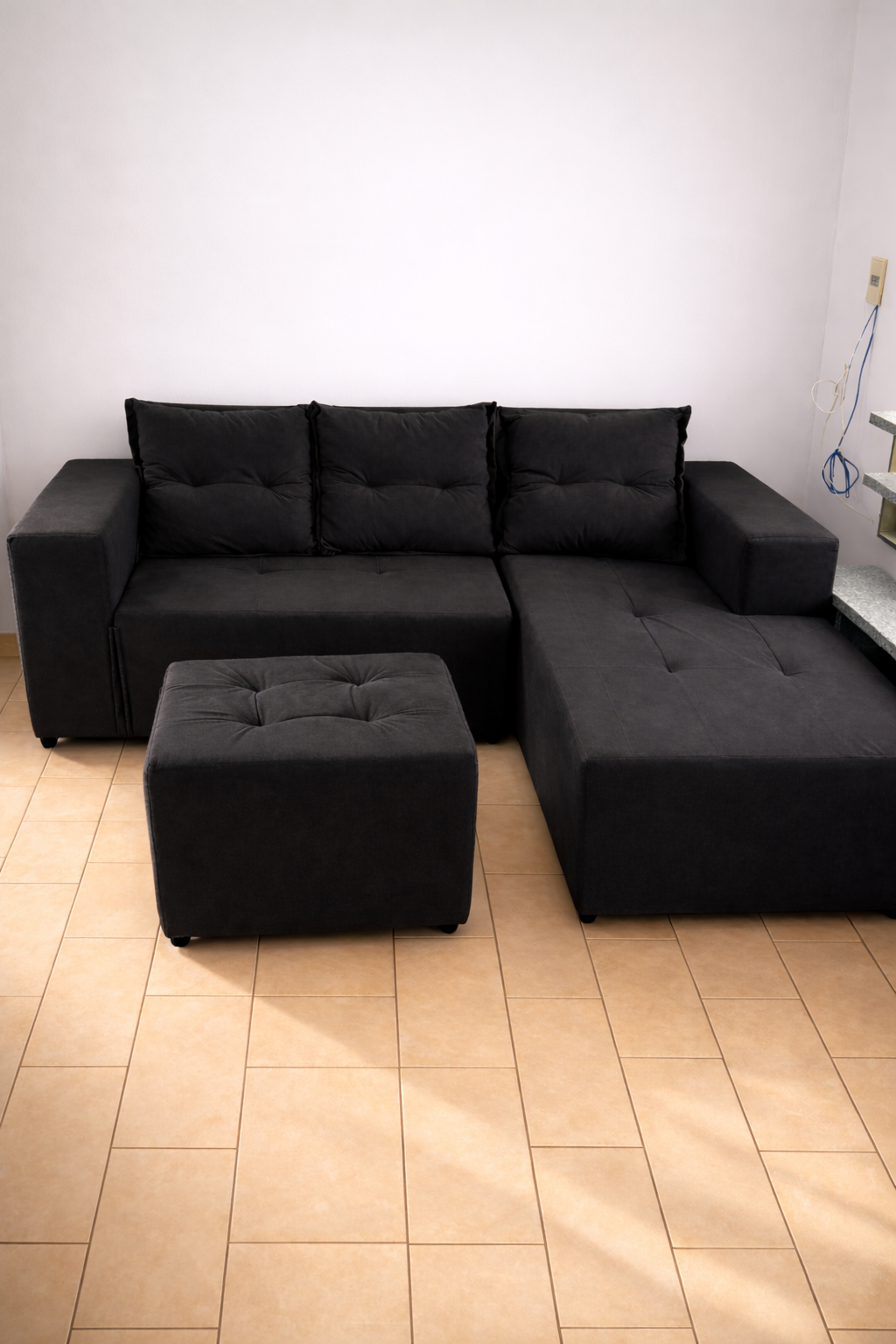 Sofá com Chaise 2m x 1,4m + Puff